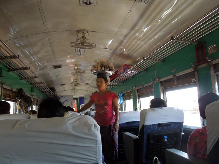 バゴーからモウラミャインへ列車の旅