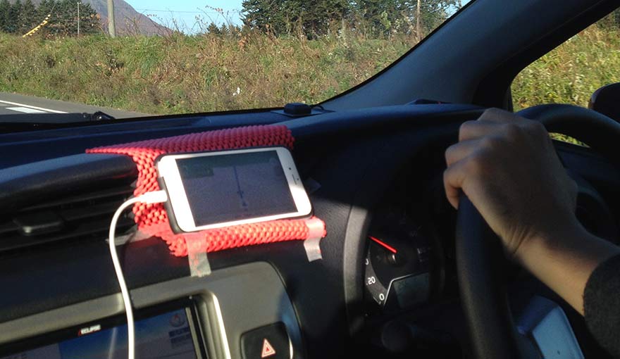 運転席にスマホ