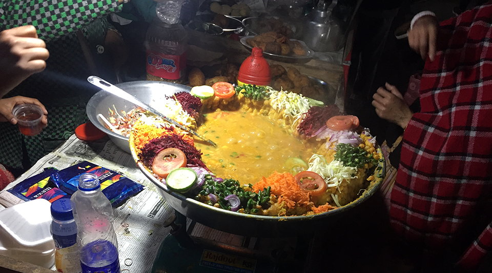 屋台街の豆の煮込み