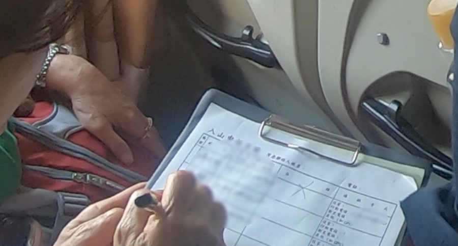 霧台行きのバス車内で名簿記入