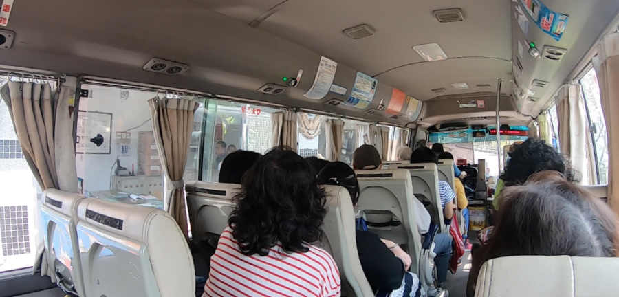 霧台行きのバス車内