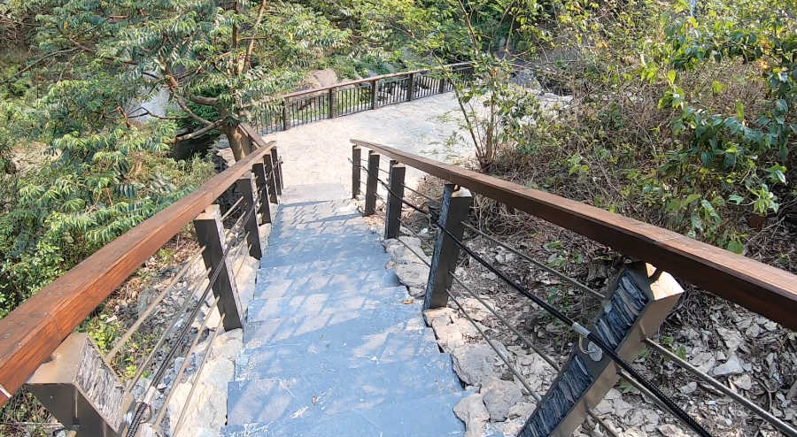神山瀑布の遊歩道